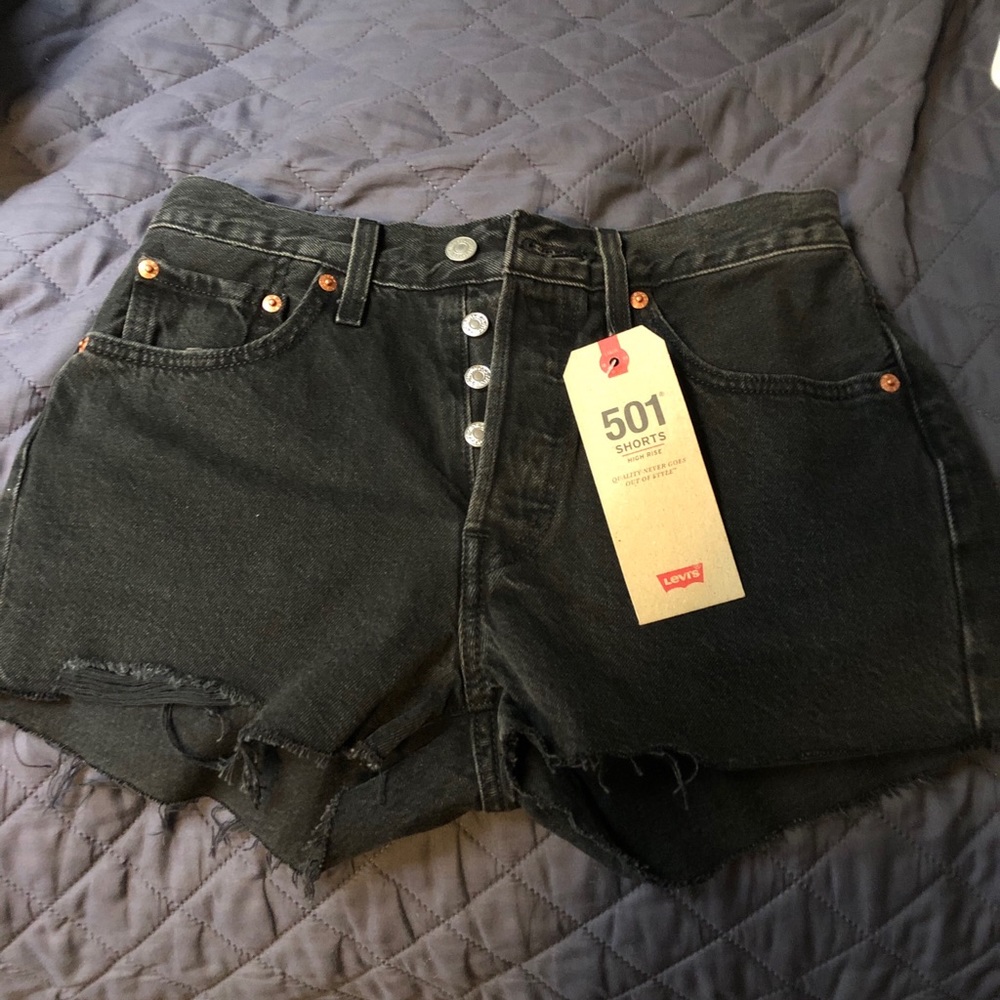 Black Levi’s high rise shorts